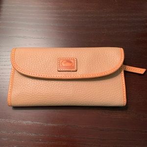 Dooney & Bourke Continental Wallet. Leather.